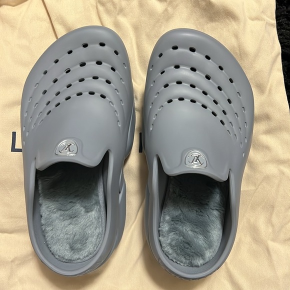 ORIGINAL BRAND NEW LV Shark clog Size 5 ( men)
Foot length 
23.7 cm - 9.3" - Picture 2 of 7